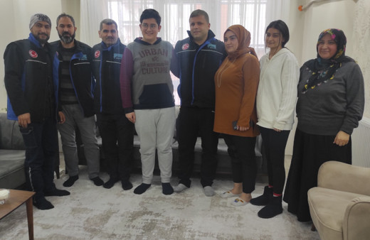 Enkazdan kendisini kurtaran ekibi görünce gözyaşlarına hakim olamadı