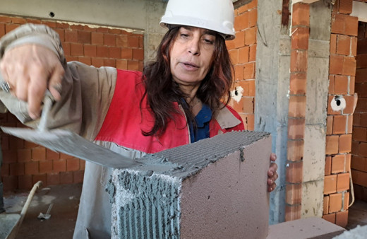 Usta bulamayan kadın müteahhit inşaatta kendi çalışıyor