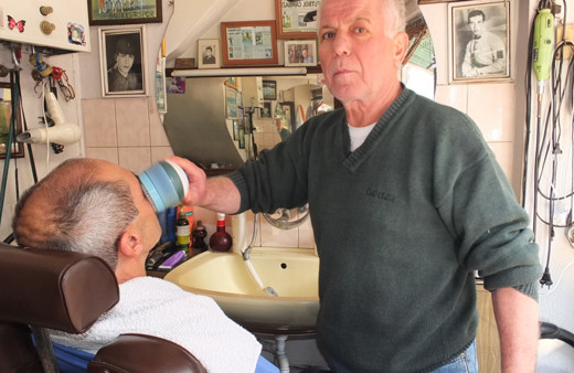 Burhaniye’de 50 yıldır berberlik yapıyor