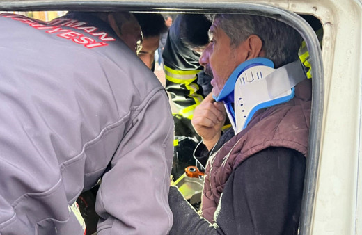 Kazada sıkışan sürücü itfaiye ekiplerince kurtarıldı