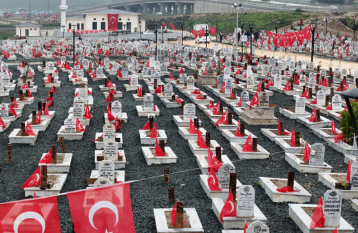 Hatay’da deprem mezarlığı bayraklarla donatıldı