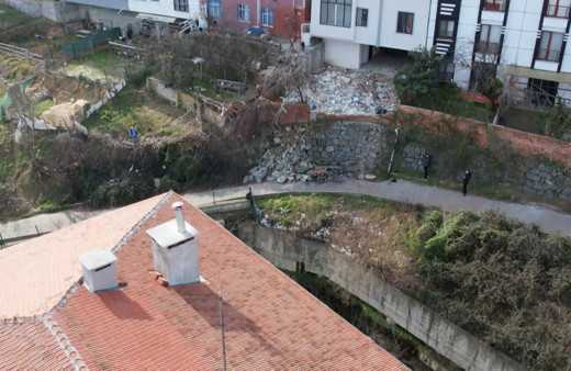 Okul yolunda bulunan istinat duvarı çöktü, veliler tedirgin oldu