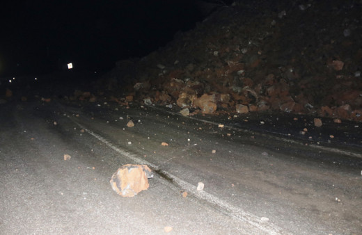 Yola düşen kayalar trafik akışını durdurdu