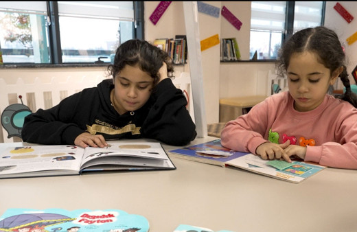 Enkaz altındaki kitaplar! Ödünç aldıkları kitapları enkaz altında kalan Lina ve Hira mahçup olunca...