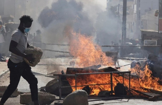 Senegal'de seçimler ertelendi, sokaklar karıştı