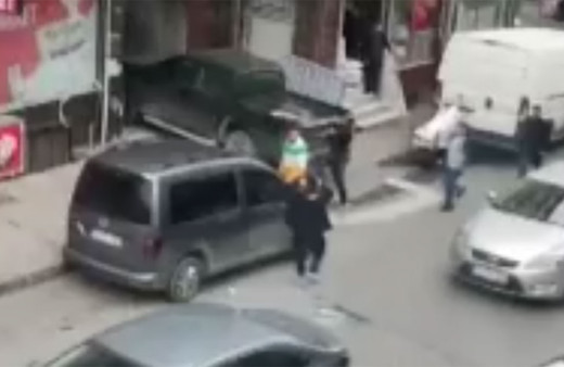 Gören ellerine sağlık diyor! Sokak ortasında kadın döven adama meydan dayağı attılar