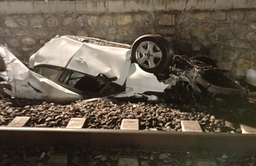 Feci kaza! Otomobil köprüden köprüden tren rayına düştü, ölü ve yaralılar var