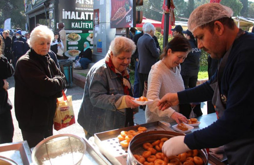 Aydın polisinden depremde hayatını kaybedenler için lokma hayrı