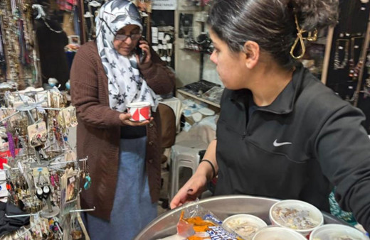 Depremzede aile depremlerin yıl dönümünde hayır pilavı dağıttı