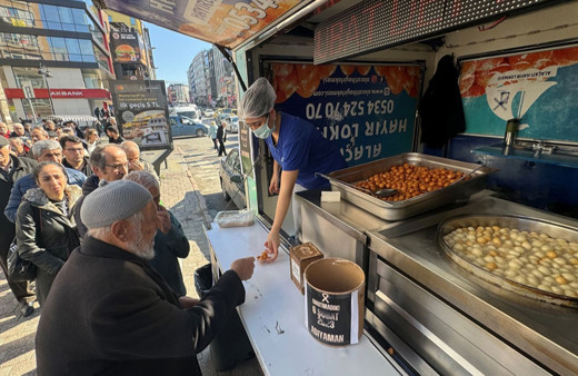 İstanbul'daki Adıyamanlılar, depremlerde hayatını kaybedenler için lokma dağıttı