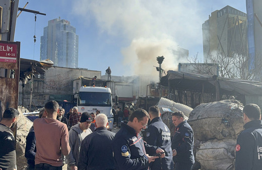 İstanbul'da geri dönüşüm deposunda yangın çıktı!