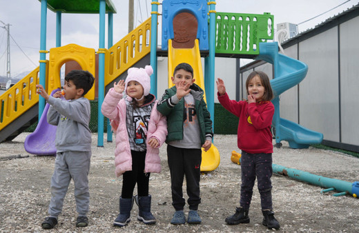 Çocuklar her şeyden habersiz koşup eğleniyor!