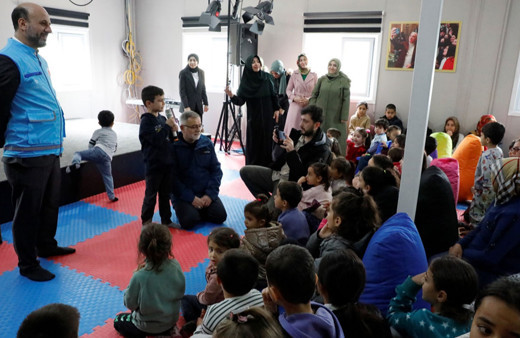 TDV depremzede çocukların yüzünü güldürdü