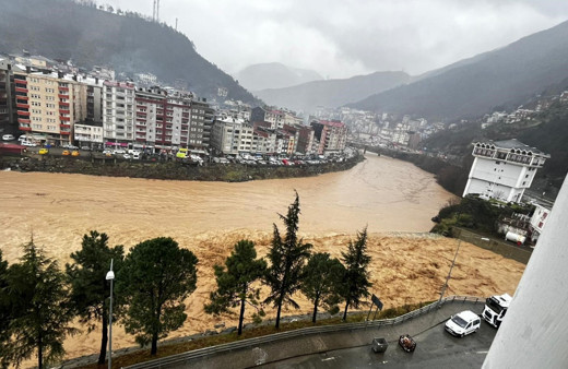 Artvin Borçka'yı sel vurdu! Cemaat camide mahsur kaldı! Okullar tatil edildi! Selin geliş anı kamerada...