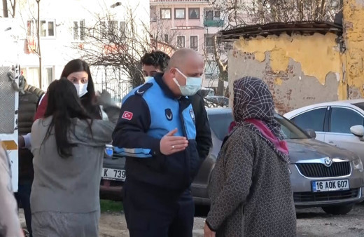 Çöp evi boşaltılan kadın sinir krizi geçirdi