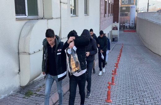 Polis aracına çarpıp pastane kurşunlayan suç makineleri yakalandı