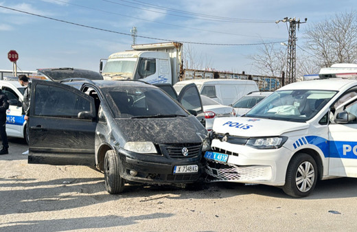 Polisten kaçmaya çalışırken ekip otosuna çarptı: 2 polis yaralandı!