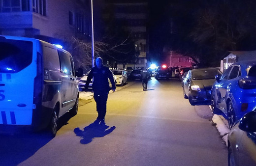 İstedikleri parayı alamayınca iki kişiyi bıçakladılar