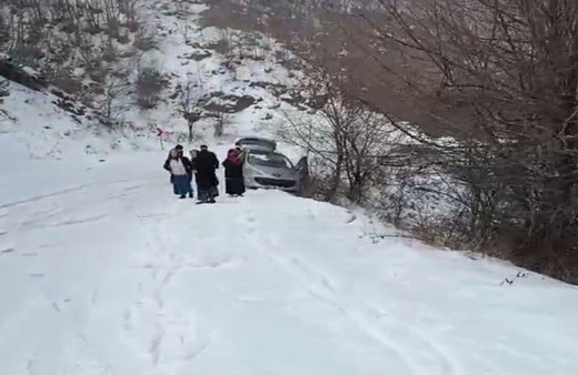 Kayan aracı uçuruma düşmekten ağaç kurtardı