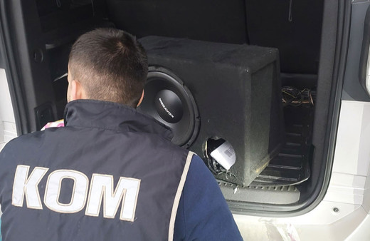 Kaçak cep telefonlarını hoparlöre gizlemişler!