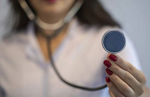 Kadın doktoru darbeden hasta yakınına ev hapsi!