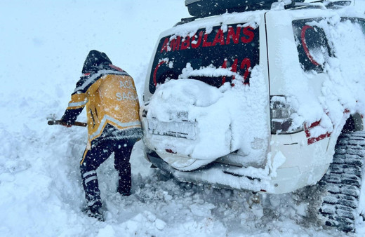 Paletli ambulans mahsur kaldı traktörle çektiler