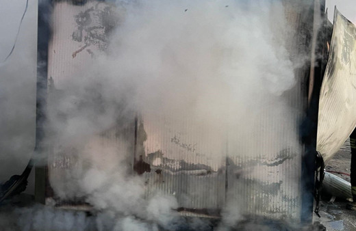 İşçilerin kaldığı konteyner ev alev alev yandı