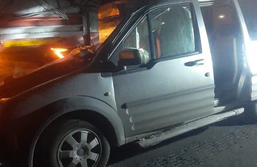 Tıra çarpan hafif ticari aracın sürücüsü kaldırıldığı hastanede öldü