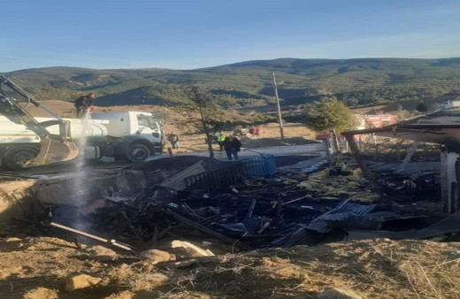 Bahçesindeki otları yakmak istedi, evi ve otomobili yaktı