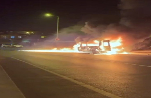 Servis minibüsü alev topuna döndü