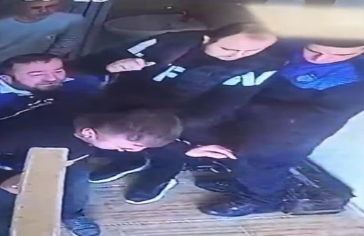 Arkadaşını heimlich manevrasıyla kurtardı