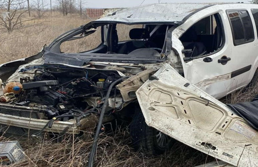 Takla atan hafif ticari araç hurdaya döndü: 2 yaralı