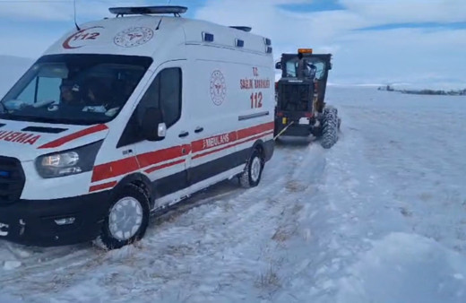 Kars’ta hastaya giden ambulans kara saplandı