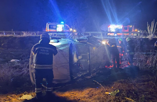 Otomobil devrildi! 3 kişi öldü, yaralılar var