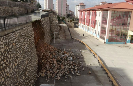 Malatya’da okulun istinat duvarı çöktü