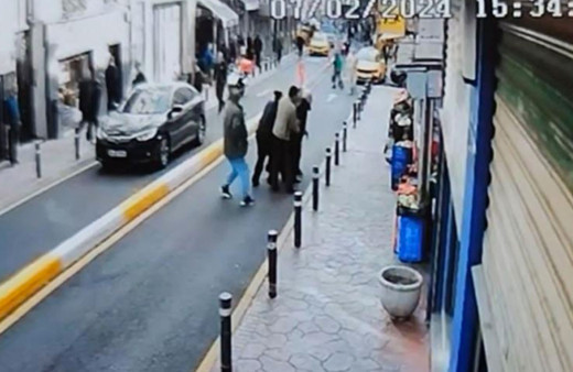 Beyoğlu'nda park yeri kavgası can aldı kafa atıp kurşun yağdırdı olay anı kamerada