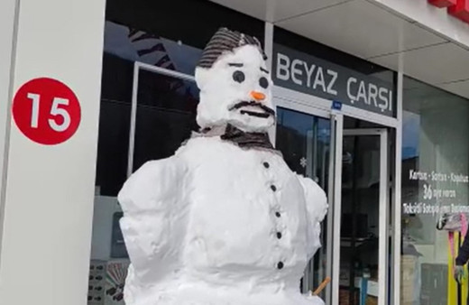 İş yerinin önünde 2 metrelik kardan adam ilgi odağı oldu