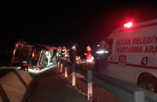 Burdur’da sebze yüklü tır devrildi, 3 kişi yaralandı