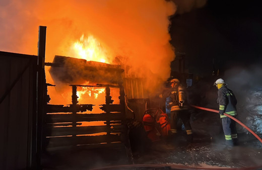 Hurdalıkta çıkan yangın 2 katlı binayı küle çevirdi