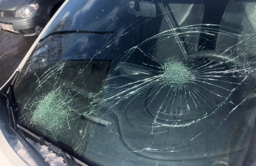 Ardahan'da çatıda biriken kar kütlesi araçların üzerine düştü