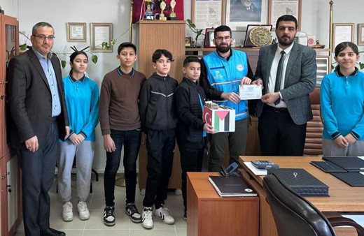 Harçlıklarını biriktirip Filistin'e yardım gönderdiler