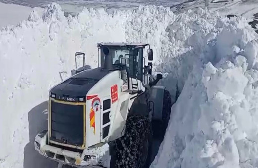 Yüksekova’nın köy yollarında kar çalışması devam ediyor