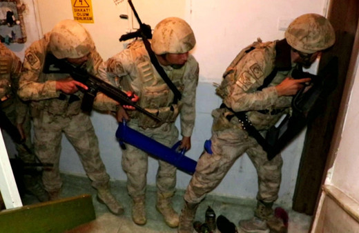 Mersin'de terör örgütlerine operasyon: 5 gözaltı