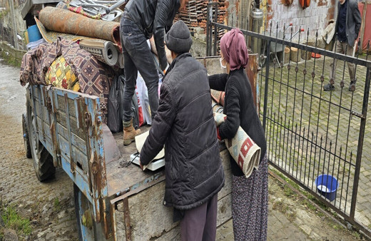 Heyelanda evlerini terk eden vatandaşlara yardım eli uzandı