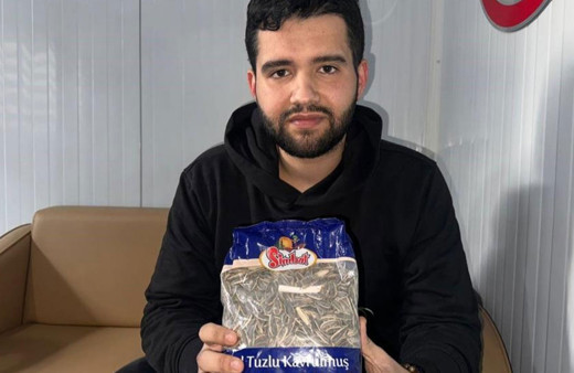 BİM’den aldığı çekirdek poşetinden sigara izmariti çıktı!