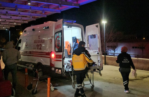 Çorum'da iki otomobil çarpıştı, 5 kişi yaralandı