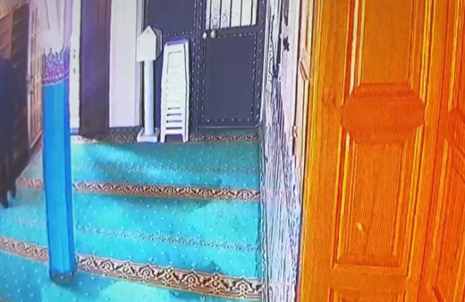 Cemaatin ayakkabılarını denedi, kendine olanı çaldı