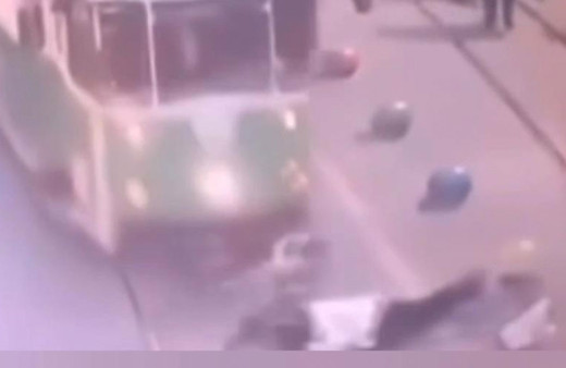 Torununu kurtarmak isterken tramvayın altında kalıp öldü kaza anının görüntüleri çıktı