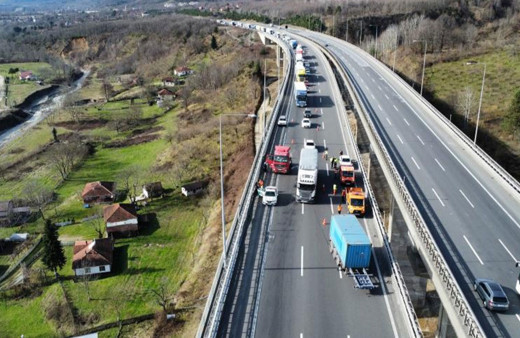 Otoyolda TIR'ın dorsesi koptu, trafikte kuyruk oluştu!