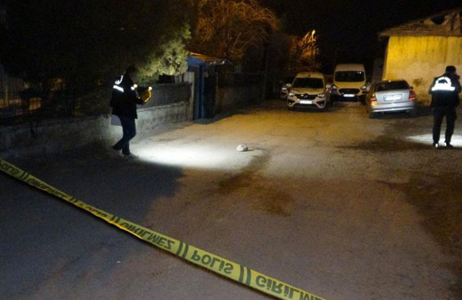 Ağır yaraladığı arkadaşını hastaneye bırakıp kaçtı